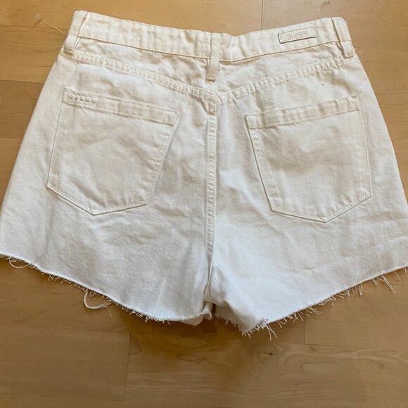 BLANK NYC BnWOT Women's Cut Off White Jean Shorts Distressed "The Reeve" - Picture 4 of 7